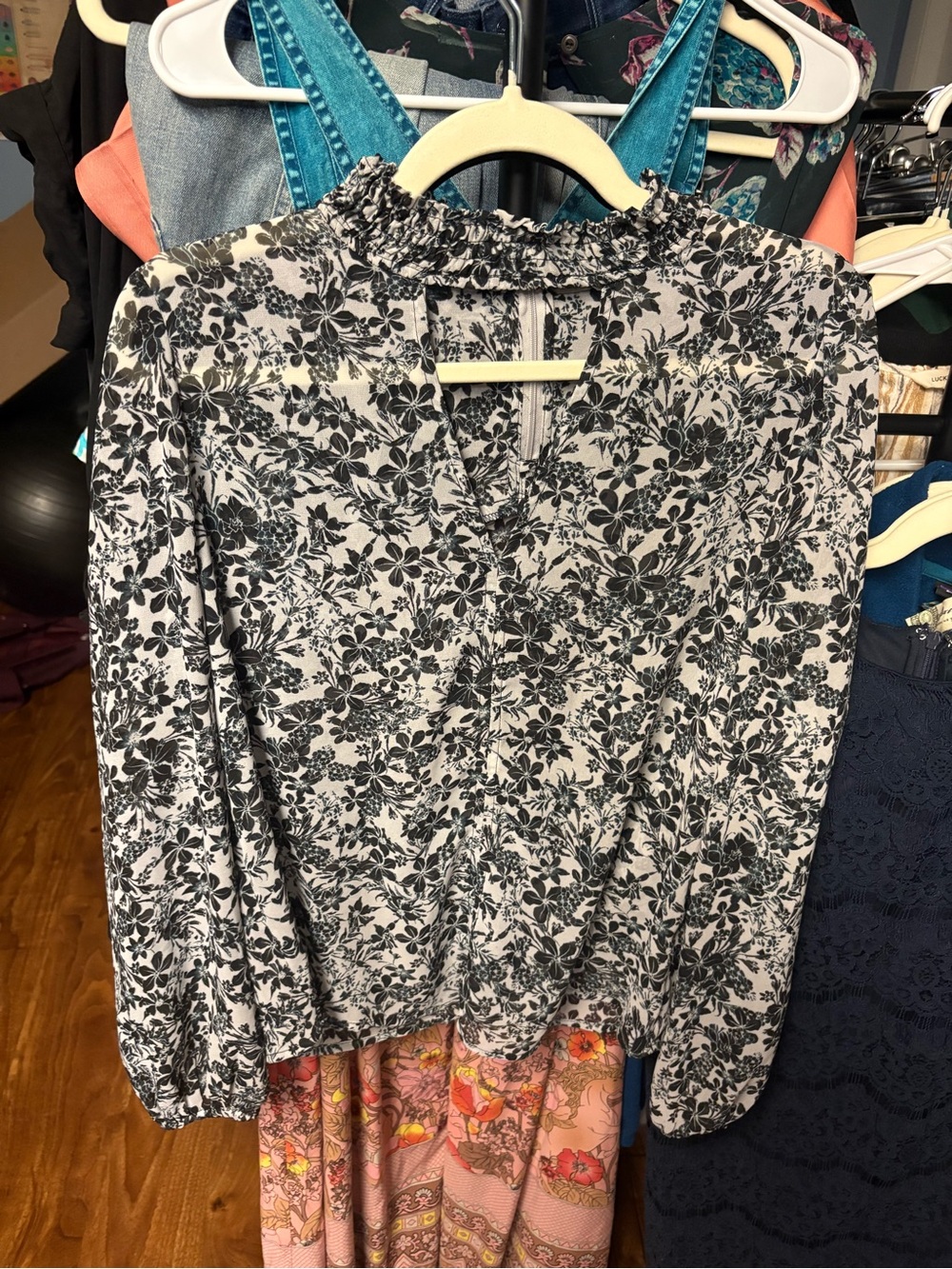 GUESS Los Angeles Floral High-Neck Keyhole Blouse – Size Small 🖤✨